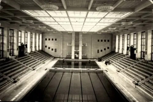 Ak Hansestadt Rostock, Schwimmhalle Neptun, Sprungturm,  Innenansicht, 1952