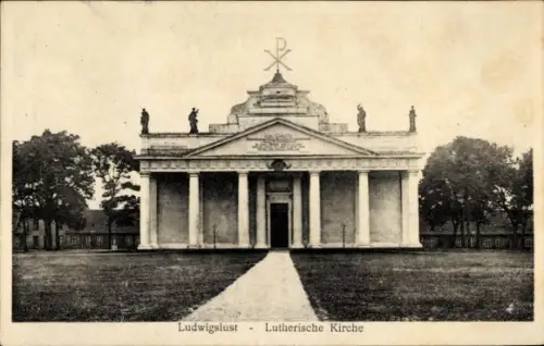 Ak Ludwigslust in Mecklenburg, Lutherische Kirche,  Säulen, Statue, Schriftzug