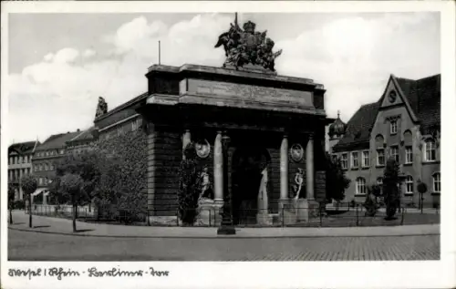 Ak Hansestadt Lübeck, Tor mit Wappen, Bäume, Straße, Schwarz-Weiß-Foto