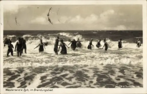 Ak Westerland auf Sylt, Wellen, Badegäste, Westerland, Sylt, Brandungsbad