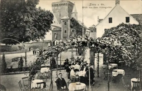 Ak Zons Dormagen am Niederrhein,  Blick aus dem Volksgarten, Menschen, Tische, Bäume