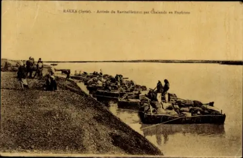 Ak Ar Raqqa Raqqah Rakka Syrien,  Syrien, Ankunft von Nachschub, Schiffe auf dem Euphrat, Mensche