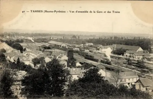 Ak Tarbes Hautes Pyrénées, Bahnhof und Züge in  Landschaft, Eisenbahngleise
