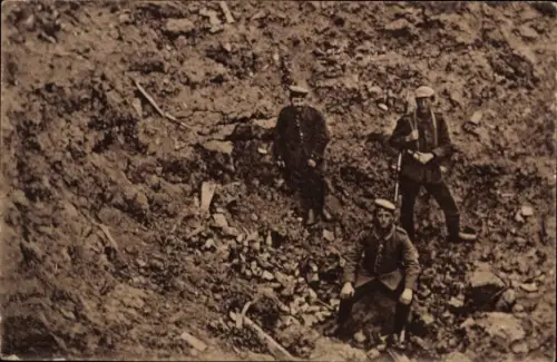 Ak Aubers Nord, Granattrichter einer schweren englischen Schiffsgranate, deutsche Soldaten, 1. WK