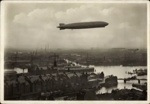 Ak Hamburg, Graf Zeppelin über der Kehrwiederspitze im Hafen