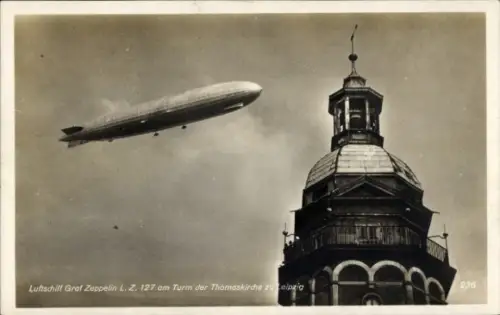Ak Leipzig in Sachsen, Luftschiff Graf Zeppelin LZ 127 am Turm der Thomaskirche