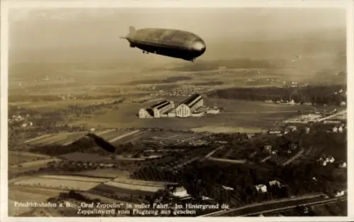Ak Friedrichshafen am Bodensee, Graf Zeppelin in voller Fahrt, Zeppelinwerft, Fliegeraufnahme