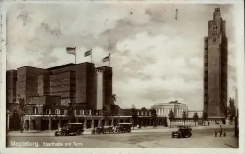 Ak Magdeburg an der Elbe,  Stadthalle mit Turm,  Autos, Fahnen
