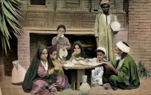 Ak Ägyptische Familie beim Essen am Tisch, Native Dinner