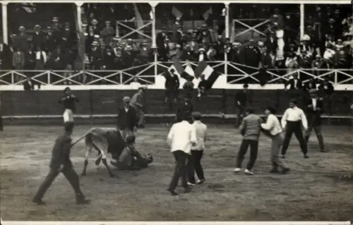 Foto Ak Stierkampfszene, Torero, Zuschauer
