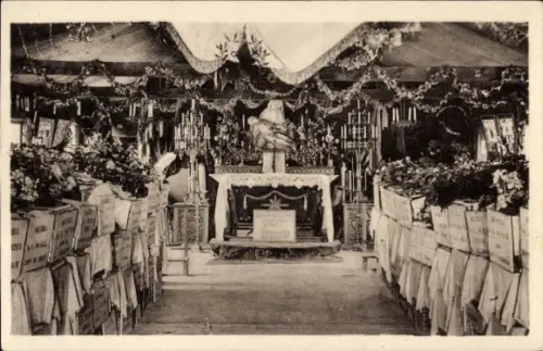 Ak Verdun Meuse, Ossuaire de Douaumont, Kränze, Blumen, Gedenktafel, Soldatendenkmal