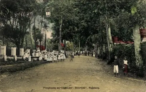 Ak Magelang Java Indonesien, Straße mit Bäumen, Menschen in weißen Kleidern, rote Flaggen, Magela