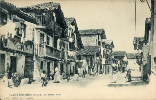 Ak Hondarribia Fuenterrabia Baskenland, Calle de Santiago,  Gebäude, Menschen auf der Straße