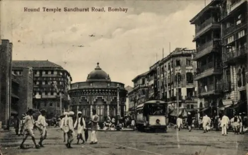 Ak Mumbai Bombay Indien, Round Temple, Sandhurst Road,  Straßenansicht, Menschen, Straßenbahn