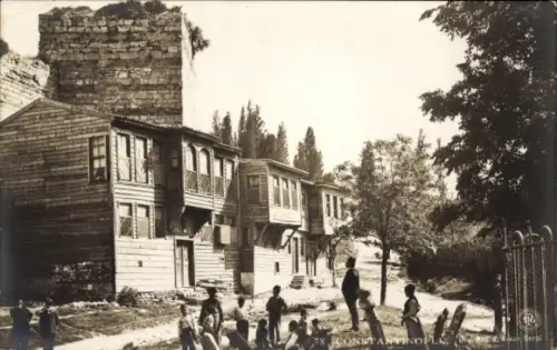 Ak Konstantinopel Istanbul Türkei, Holzhäuser, Kinder, Bäume, Straße, Konstantinopel
