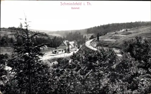 Ak Schmiedefeld am Rennsteig Thüringen, Bahnhof, Totalansicht