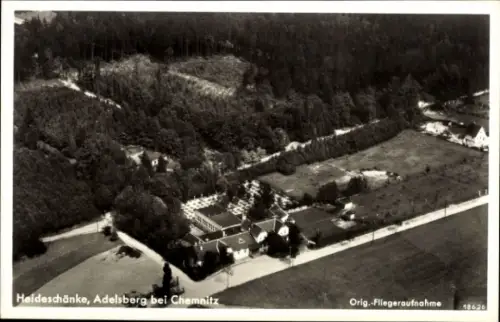 Ak Adelsberg Chemnitz in Sachsen, Luftaufnahme der Heideschänke, Adelsberg, Wald, Wiesen, Gebäude