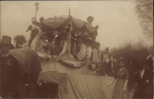 Foto Ak Frankreich, geschmückter Festwagen