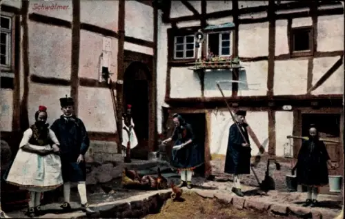 Ak Hessische Trachten, Schwälmer Volkstrachten, Bauernhaus, Sense