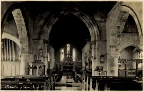 Ak Brading Isle of Wight England, Brading Church, Innenansicht, gotische Bögen, Kirchenbänke, Fen
