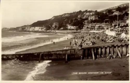 Ak Ventnor Isle of Wight England, Strand von  Menschen am Wasser, Küstenlandschaft, Wellen