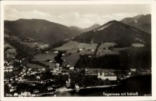 Ak Tegernsee in Oberbayern, Tegernsee mit Schloss, Berge im Hintergrund, Schwarz-Weiß-Foto