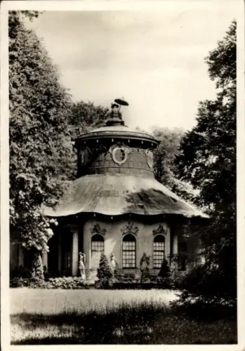Ak Potsdam, Schloss Sanssouci, Japanisches Haus, Garten, Bäume, Statue, Schwarz-Weiß-Foto
