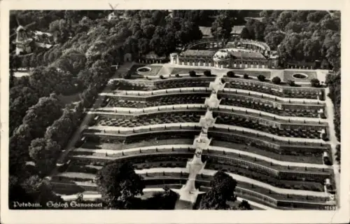 Ak Potsdam Sanssouci, Luftaufnahme Schloss Sanssouci, Gartenanlagen, Terrassen, Bäume