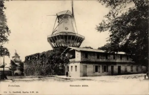 Ak Potsdam Sanssouci, Historische Mühle,  Gebäude im Vordergrund, Bäume im Hintergrund