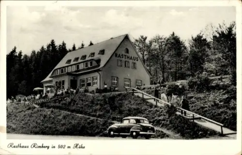 Ak Rimberg Schmallenberg im Sauerland, Rasthaus  502 m Höhe, Waldlandschaft, Auto, Menschen