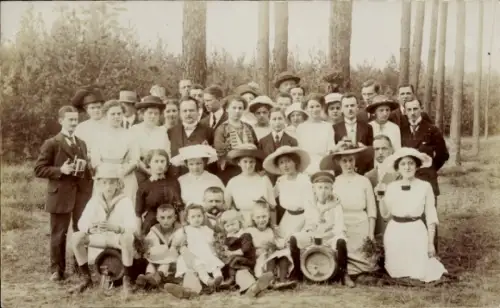 Foto Ak Potsdam, Asuflugsgesellschaft am Waldrand, Gruppenbild