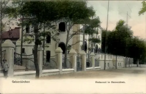 Ak Bismarck Gelsenkirchen im Ruhrgebiet,  Restaurant im Bismarckhain, Bäume, Zaun, Straße