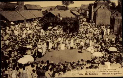 Ak Imerina Madagaskar, Tanzende Menschen, traditionelle Kleidung, große Menschenmenge, Sonnenschi