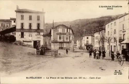 CPA Saint Félicien Ardèche, Place et les Hôtels