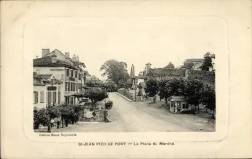 Ak Saint Jean Pied de Port Pyrénées Atlantiques , Stadtansicht,  Platz des Marktes, Bäume, Häuser
