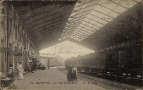 Ak Bayonne Pyrénées Atlantiques, Bahnhofshalle, Züge, Personen,  