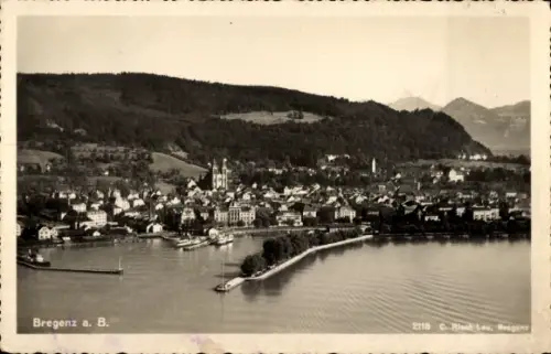 Ak Bregenz am Bodensee Vorarlberg, Bregenz am Bodensee, Stadtansicht, Berge im Hintergrund