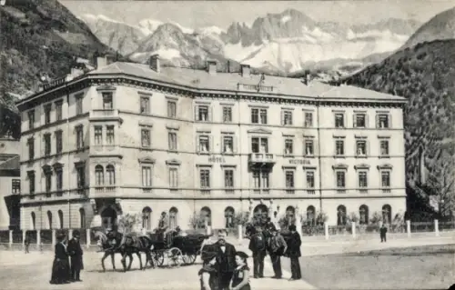 Ak Bozen Bolzano Südtirol, Hotel Victoria, Berglandschaft, Kutschen, Personen