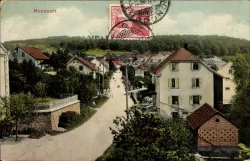 Ak Boncourt Kanton Jura, Landschaftsaufnahme von  Straße mit Häusern, Bäume, Poststempel