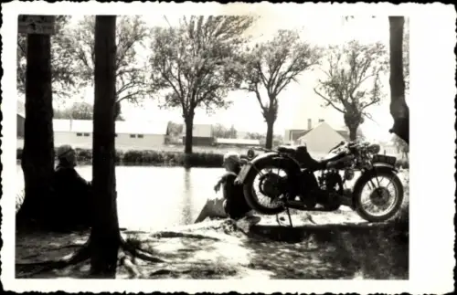 Foto Ak Paar am Teich, Motorrad