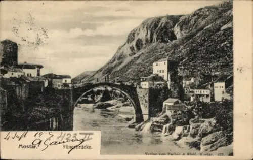Ak Mostar Bosnien Herzegowina, Brücke, Fluss, Häuser, Berge, Schwarz-Weiß-Foto