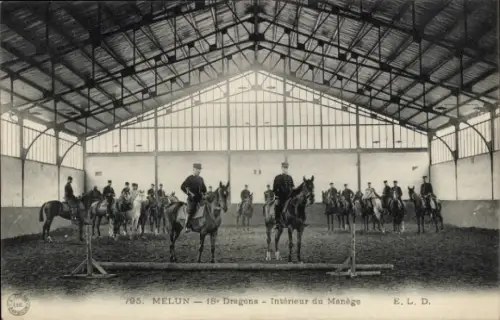 Ak Melun Seine et Marne, Reitergruppen im Manège, Soldaten auf Pferden, Innenansicht eines Reitst