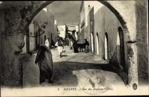 Ak Bizerte Tunesien, Rue des Aissaouas, Straßenpartie, Esel, Passanten