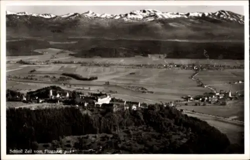 Ak Leutkirch, Blick auf das Schloss Zeil, Felder, Berge, Fliegeraufnahme