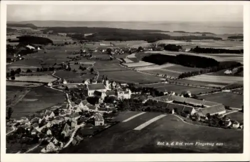 Ak Rot an der Rot in Württemberg, Luftaufnahme von Rot a. d. Rot, ländliche Landschaft, Kirche si