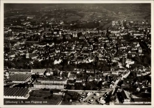Ak Offenburg in Baden Schwarzwald, Luftaufnahme von  viele Häuser, Bäume, Landschaft