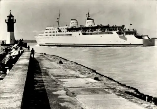 Ak Ostseestadt Sassnitz auf Rügen, Eisenbahnfähre MS Sassnitz am Molenkopf