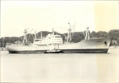 Foto Polnisches Frachtschiff Śniadecki in Ufernähe