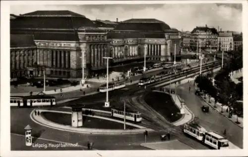 Ak Leipzig in Sachsen, Blick auf den Bahnhof, Verkehr, Straßenbahnen