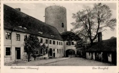 Ak Raben Rabenstein im Fläming, Burghof, Rabenstein, Turm, Bäume,  Gebäude